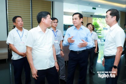 Chủ tịch UBND tỉnh Nghệ An Võ Trọng Hải kiểm tra công tác chấm thi tuyển sinh lớp 10 và tuyển sinh vào Trường THPT chuyên Phan Bội Châu