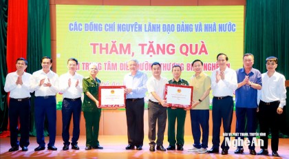 Các đồng chí nguyên lãnh đạo Đảng, Nhà nước dâng hương tưởng niệm Chủ tịch Hồ Chí Minh và tri ân thương binh tại Nghệ An