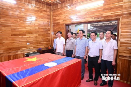 Đoàn công tác đặc biệt tỉnh Nghệ An dâng hương tưởng niệm liệt sĩ hy sinh tại Lào
