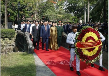 Tổng Bí thư, Chủ tịch nước Tô Lâm dâng hoa tại Tượng đài Chủ tịch Hồ Chí Minh ở Philippines