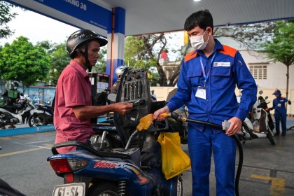 Giá xăng dầu điều chỉnh từ 15h hôm nay, dầu diesel giảm còn hơn 27.000 đồng/lít