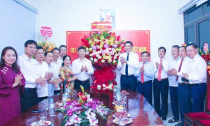 Đồng chí Hoàng Nghĩa Hiếu chúc mừng Hội Nhà báo tỉnh, các cơ quan báo chí nhân kỷ niệm 101 năm Ngày Báo chí cách mạng Việt Nam