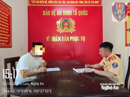 Tài xế vừa lái xe khách vừa cầm micro hát karaoke ở Nghệ An bị xử phạt