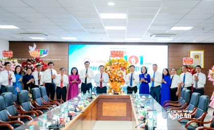 Bí thư Tỉnh ủy Nguyễn Khắc Thận chúc mừng Báo và phát thanh, truyền hình Nghệ An nhân kỷ niệm 101 năm Ngày Báo chí cách mạng Việt Nam