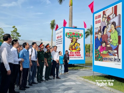 Triển lãm 140 tác phẩm tranh cổ động tuyên truyền thực hiện nếp sống văn minh, xây dựng môi trường văn ho