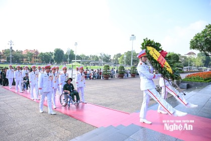 Đoàn đại biểu người có công tiêu biểu tỉnh Nghệ An dâng hoa, viếng Bác...
