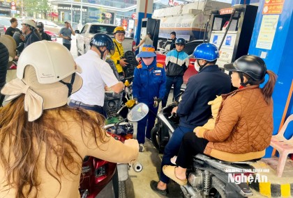 Nguồn cung Trong chiều 9/3, tại một số cây xăng trên địa bàn Nghệ An xuất hiện tình trạng người dân ùn ùn đổ xăng. Mặc dù vậy, theo cơ quan chức năng, hiện nguồn cung của Nghệ An đảm bảo, ngưtrên địa bàn Nghệ An ổn định, đáp ứng nhu cầu của ng