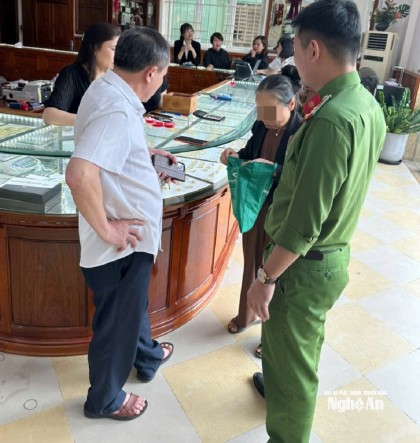 Nhận được cuộc gọi của kẻ lừa đảo, tự xưng là "cán bộ công an" cụ bà ở Nghệ An rụng rời chân tay, mang 19 chỉ vàng đi bán