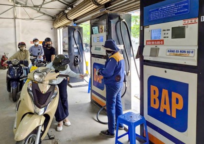 Xăng E5 bỗng dưng... đắt hàng, nhiều chủ xe đời cũ 'săn lùng'