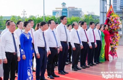 Đoàn đại biểu HĐND tỉnh Nghệ An dâng hoa tưởng niệm Chủ tịch Hồ Chí...
