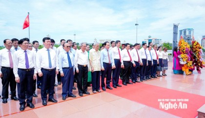 Lãnh đạo Đảng, Nhà nước, tỉnh Nghệ An dâng hương tưởng niệm Chủ tịch Hồ Chí Minh
