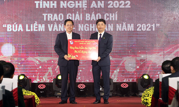 Dịp này, Chủ tịch Hội Nhà báo Nghệ An Trần Minh Ngọc trao ấn phẩm báo Xuân cho lãnh đạo TX Hoàng Mai