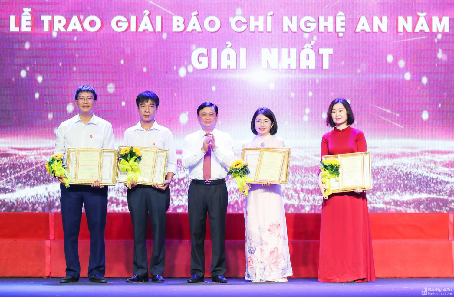 Nghệ An: Gặp mặt nhân kỷ niệm 97 năm ngày Báo chí Cách mạng Việt Nam và trao giải Báo chí năm 2021 ảnh 9