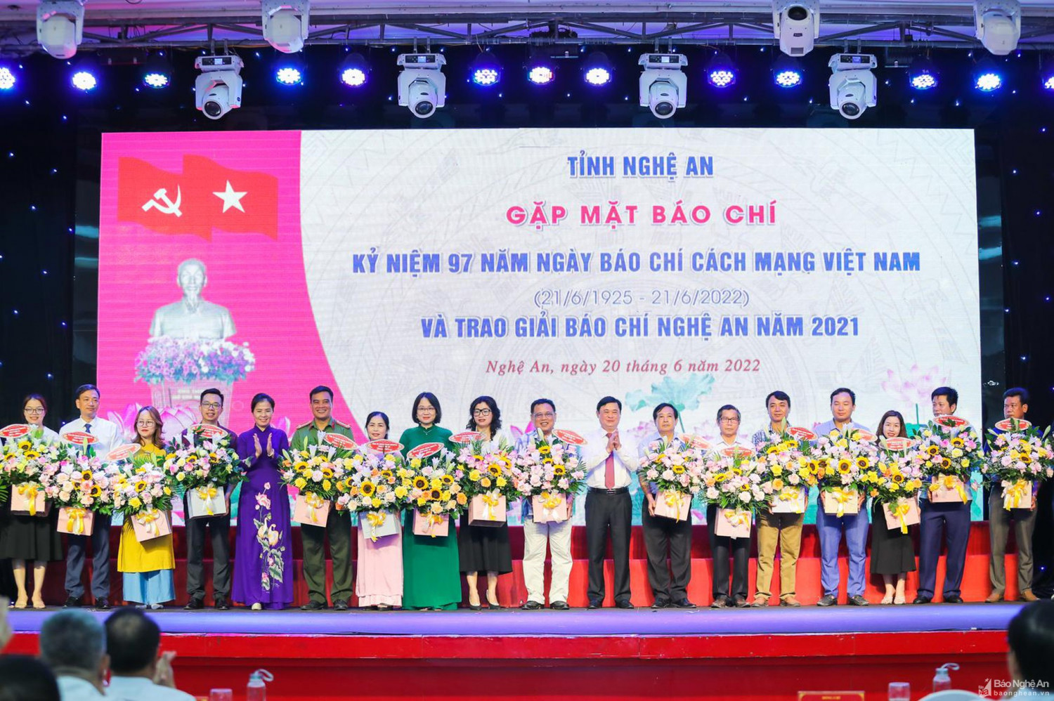 Nghệ An: Gặp mặt nhân kỷ niệm 97 năm ngày Báo chí Cách mạng Việt Nam và trao giải Báo chí năm 2021 ảnh 12