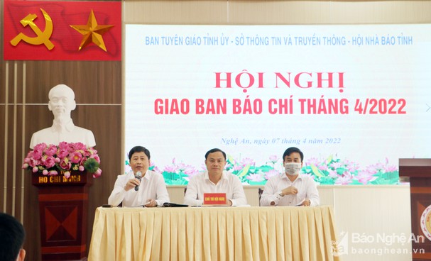 Đồng chí Phạm Ngọc Cảnh Phó ban Tuyên giáo Tỉnh ủy (giữa) đồng chủ trì giao ban báo chí