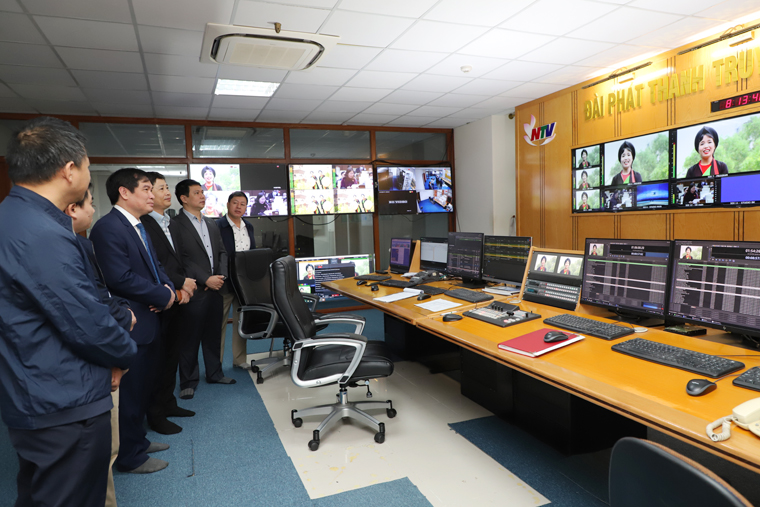 Đồng chí Phó trưởng ban Tuyên giáo trung ương thăm Trường quay Đài NTV
