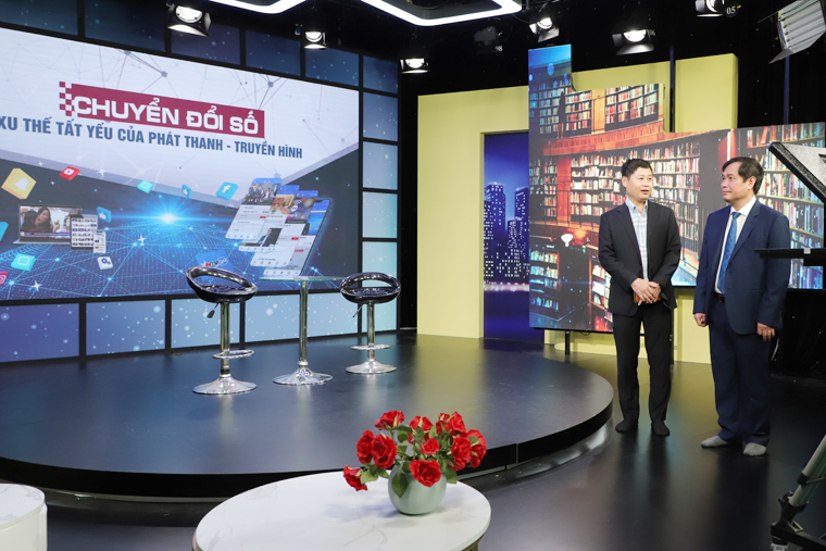 Đồng chí Trần Minh Ngọc giới thiệu với đồng chí Nguyễn Xuân Thủy Phó Trưởng ban Tuyên giáo trung ương trường quay của Đài NTV
