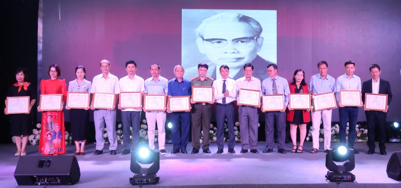 Đồng chí Trần Minh Ngọc Chủ tịch Hội Nhà báo Nghệ An nhận Bằng khen 2021 của Hội Nhà báo Việt Nam trao tặng