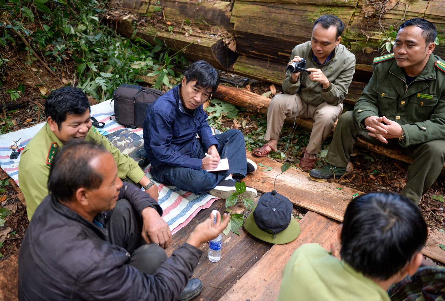 PV Nhật Lân trong một lần tác nghiệp địa bàn rừng núi