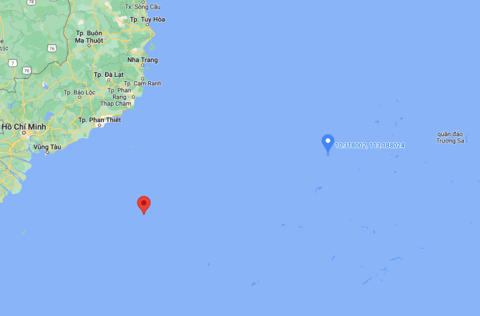 Vị trí tàu mất liên lạc (chấm đỏ) và điểm 4 ngư dân được tàu cứu (chấm xanh). Ảnh: <em>Google Maps