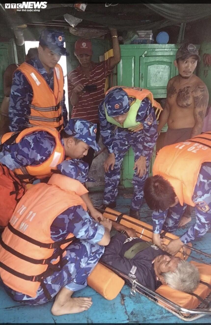Những hình ảnh đầu tiên của 4 ngư dân ở Bình Thuận gặp nạn được cứu - 4
