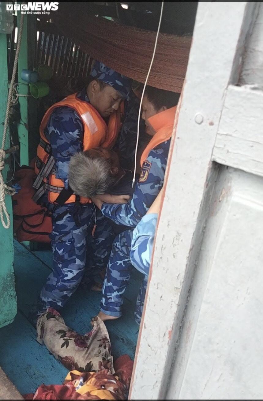 Những hình ảnh đầu tiên của 4 ngư dân ở Bình Thuận gặp nạn được cứu - 1