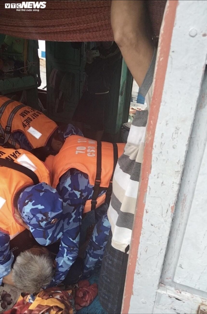 Những hình ảnh đầu tiên của 4 ngư dân ở Bình Thuận gặp nạn được cứu - 2