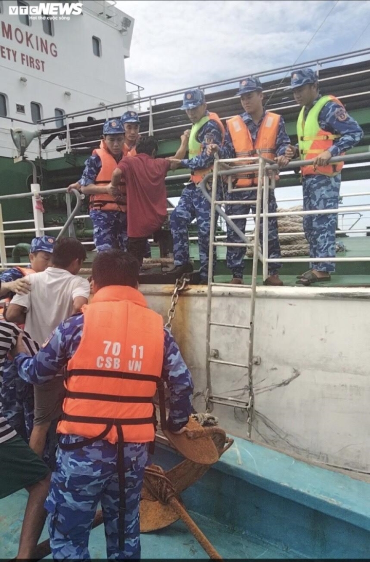 Những hình ảnh đầu tiên của 4 ngư dân ở Bình Thuận gặp nạn được cứu - 10