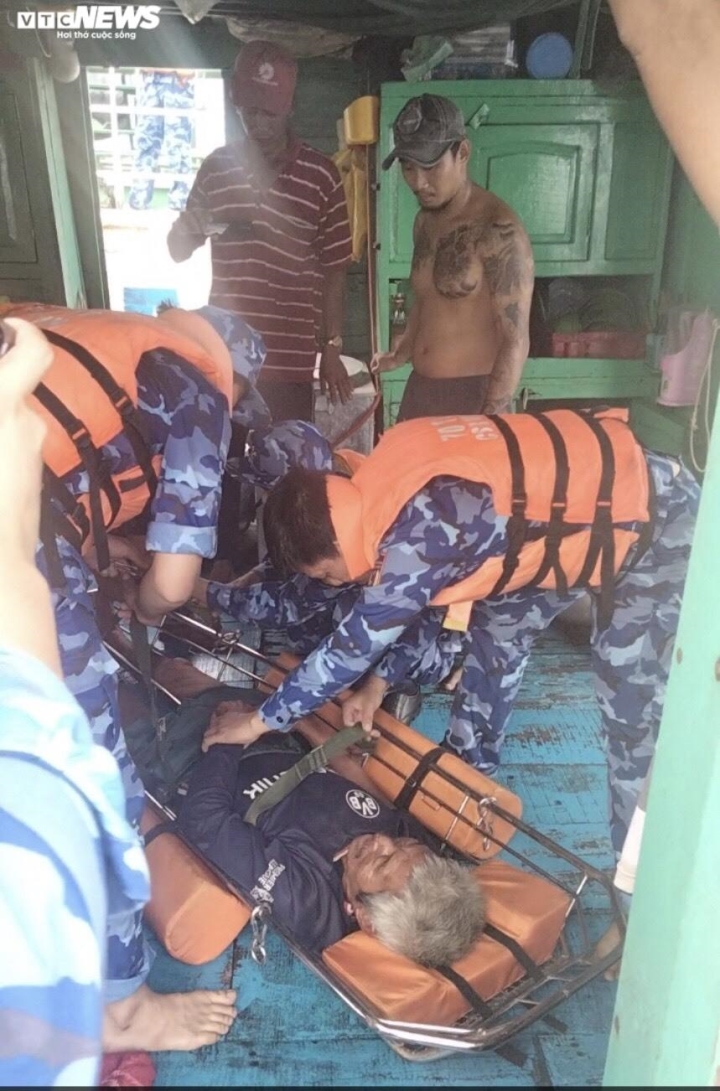 Những hình ảnh đầu tiên của 4 ngư dân ở Bình Thuận gặp nạn được cứu - 3