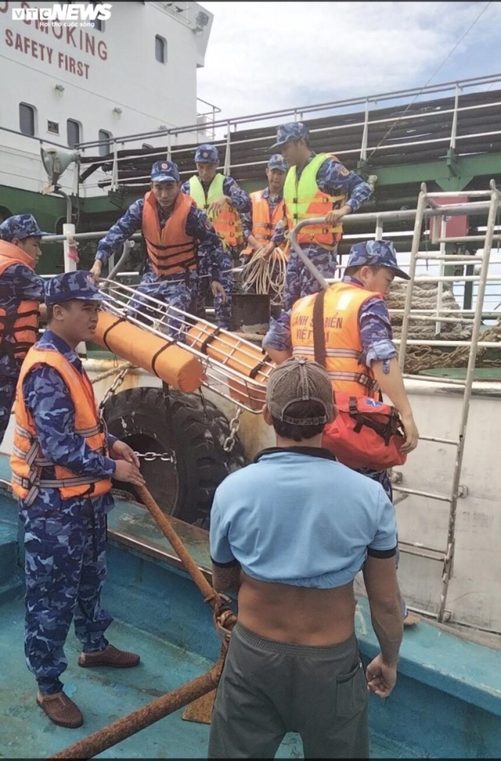 Những hình ảnh đầu tiên của 4 ngư dân ở Bình Thuận gặp nạn được cứu - 8