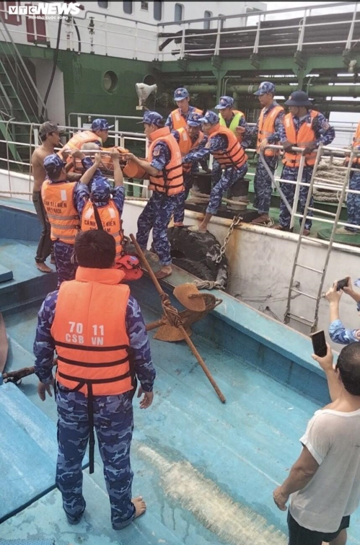 Những hình ảnh đầu tiên của 4 ngư dân ở Bình Thuận gặp nạn được cứu - 7