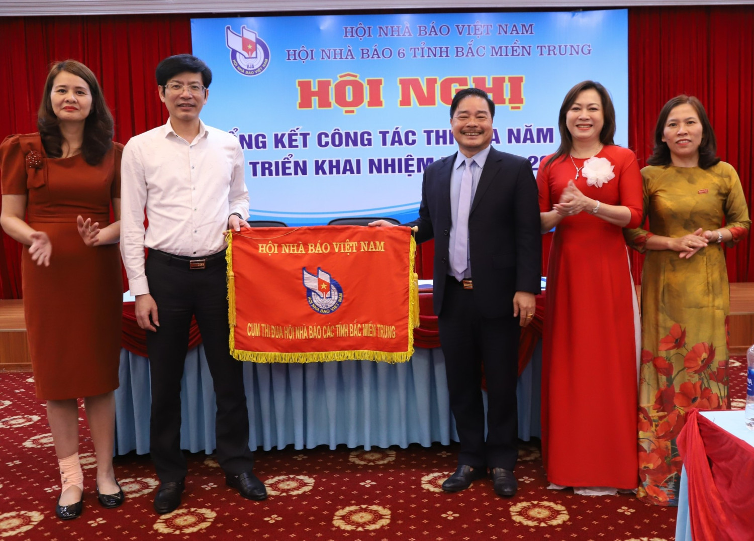 Hội Nhà báo Hà tĩnh trao cờ cụm trưởng cụm thi đua cho Hội Nhà báo Thanh Hóa