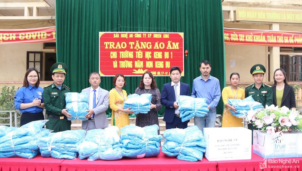 Báo Nghệ An phối hợp với Bộ đội Biên phòng tỉnh và Công ty CP Green GMC trao hơn 400 áo ấm mùa Đông cho học sinh xã biên giới Keng Đu (Kỳ Sơn) Ảnh Tiến Đông