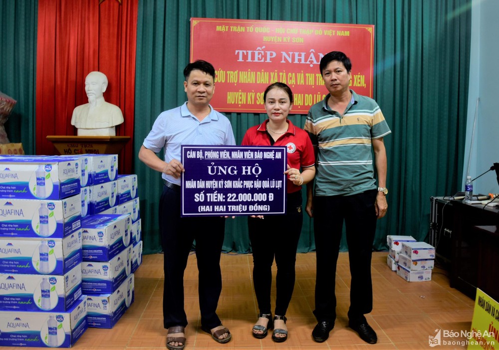 Đại diện lãnh đạo Ủy ban Nhân dân, Ủy ban MTTQ huyện Kỳ Sơn tiếp nhận quà ủng hộ khắc phục hậu quả lũ lụt của Báo Nghệ An Ảnh Minh Quân