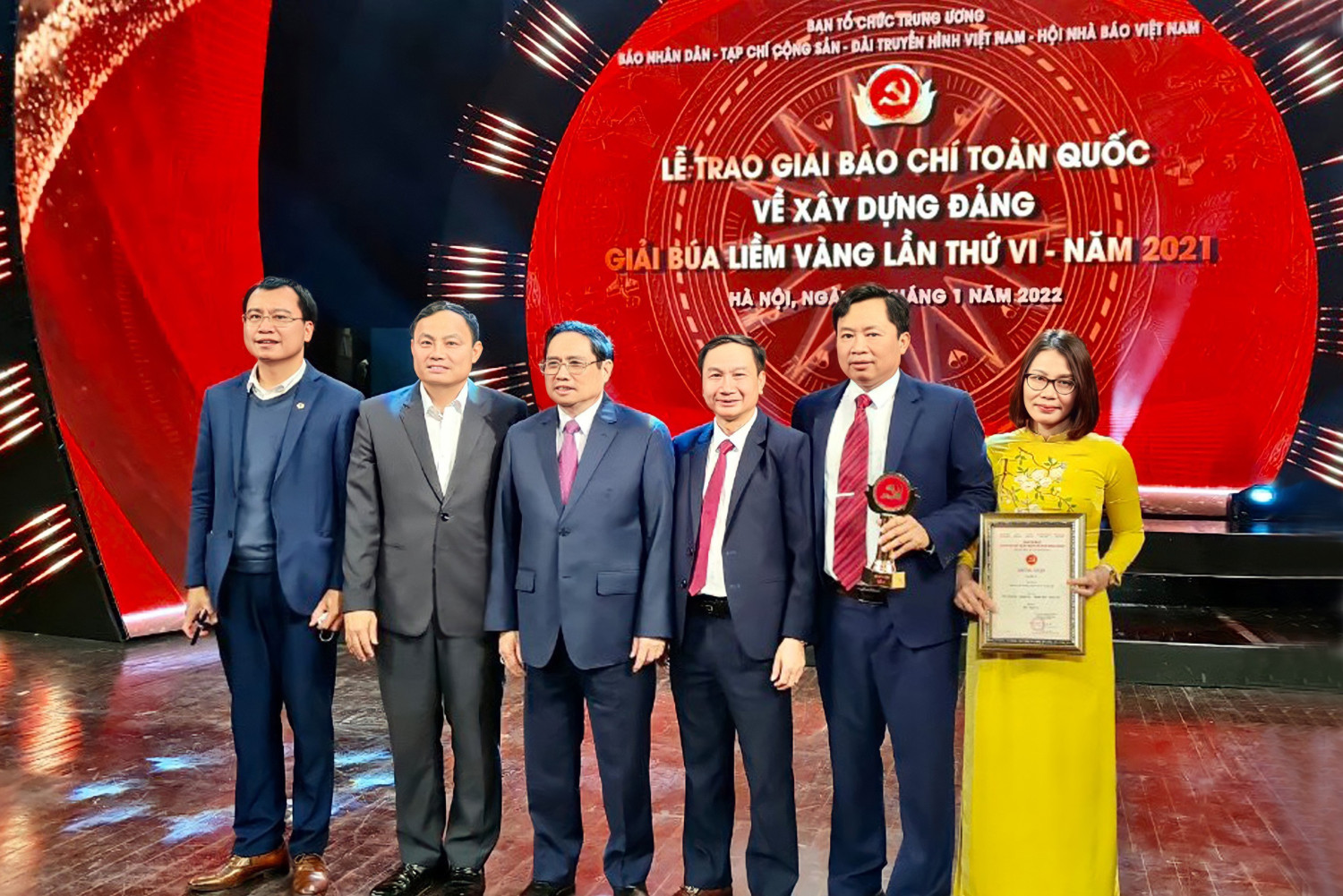 Đồng chí Phạm Ngọc Cảnh Phó ban TG Tỉnh ủy và nhóm PV Báo Nghệ An đoạt giải C Giải BLV toàn quốc năm 2021 chụp ảnh lưu niệm với Thủ tướng Phạm Minh Chính