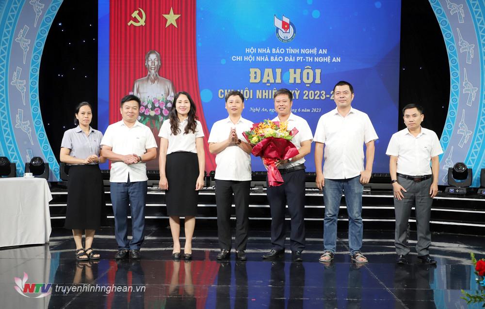 Chủ tịch Hội Nhà báo tỉnh Trần Minh Ngọc tặng hoa chúc mừng BCH Chi hội Nhà báo tỉnh Đài PT-TH Nghệ An nhiệm kỳ 2023 - 2025.