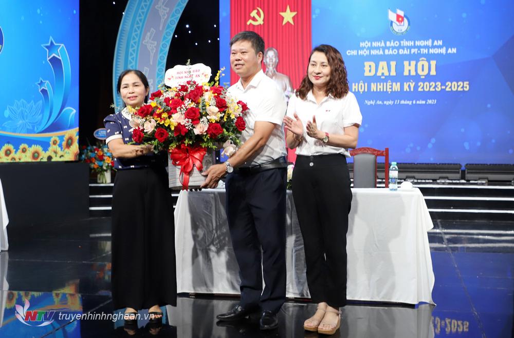 Phó Chủ tịch Thường trực Hội Nhà báo tỉnh Hồ Thị Ngân tặng hoa chúc mừng Đại hội.