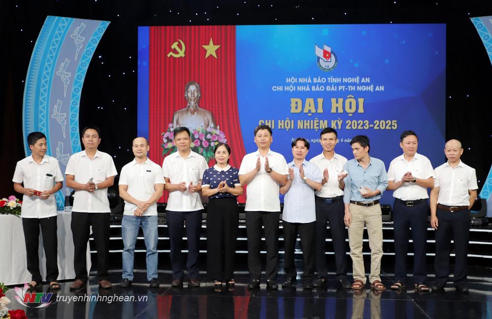 Chủ tịch Hội Nhà báo tỉnh Trần Minh Ngọc và Phó Chủ tịch Thường trực Hội Nhà báo tỉnh Hồ Thị Ngân trao thẻ hội viên cho các hội viên mới.