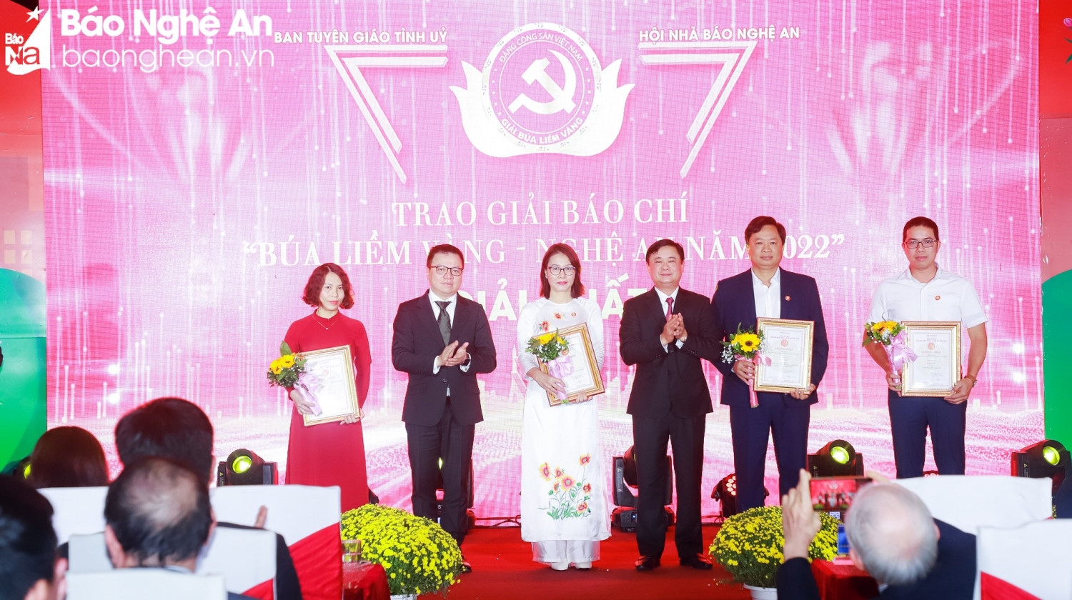 Lãnh đạo Hội nhà báo Việt Nam và lãnh đạo tỉnh trao giải Nhất Giải Búa liềm vàng Nghệ An 2022