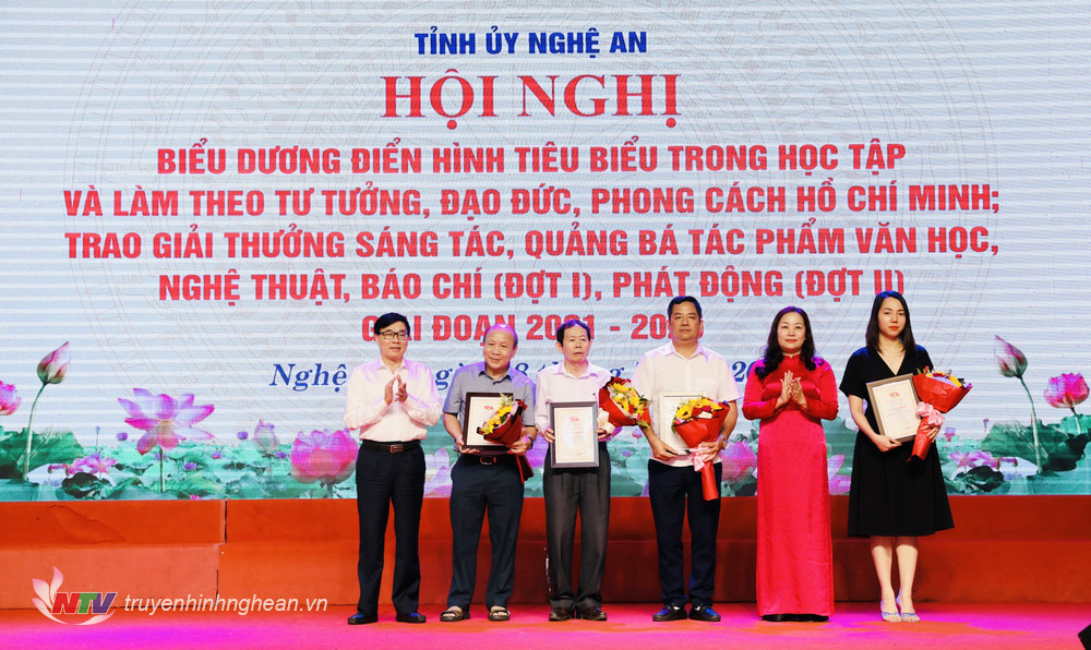 Lãnh đạo tỉnh trao giải Nhất Giải sáng tác, quảng bá tác phẩm học và làm theo tấm gương đạo đức Hồ Chí Minh đợt 1, giai đoạn 2021 2025