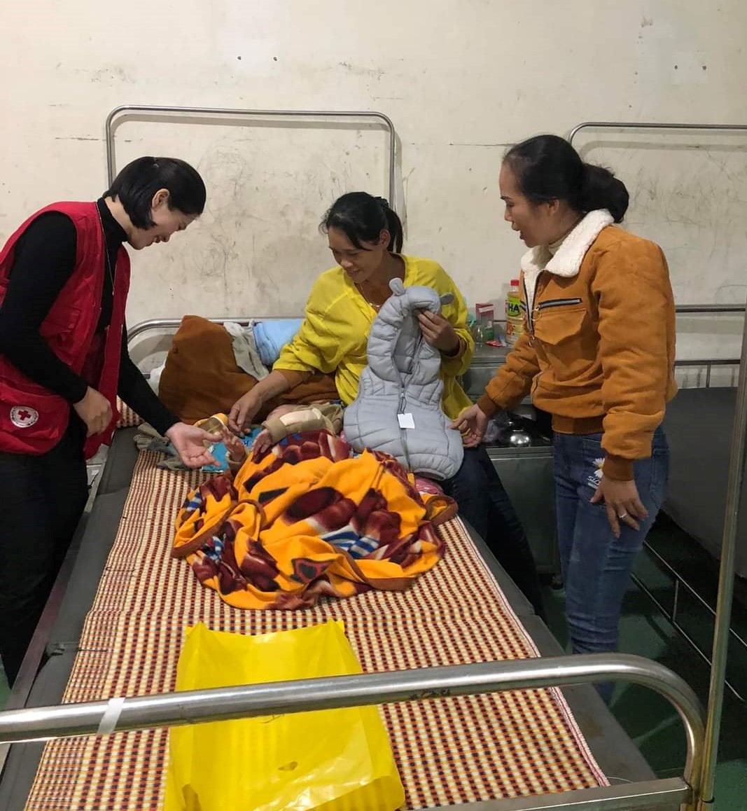 PV Phan Giang (bên phải) trao áo ấm cho bệnh nhân nhi