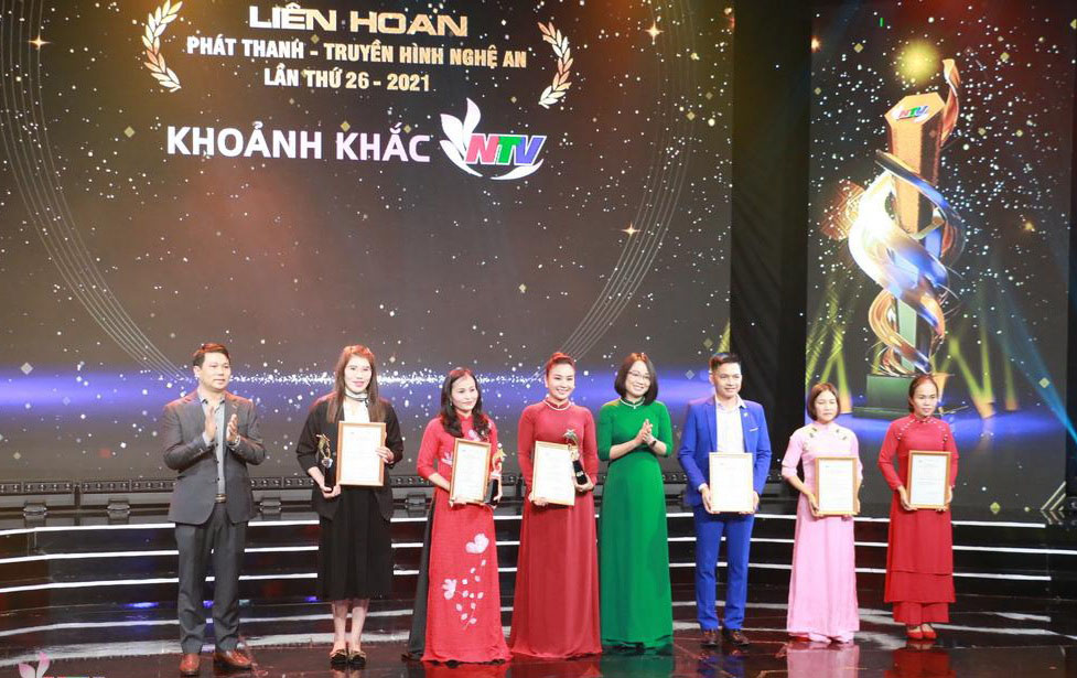 PV Phan Giang (ngoài cùng bên phải) nhận giải ba khoảnh khắc NTV năm 2021