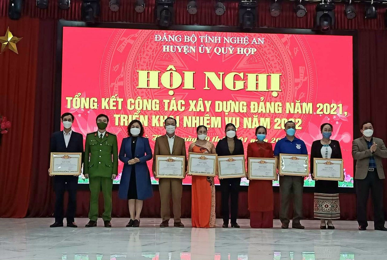 Pv Phan Giang (thứ 4 từ phải sang) là một trong những gương điển hình học tập và làm theo tư tưởng, đạo đức, phong cách Hồ Chí Minh giai đoạn 2016 2021 ở huyện Quỳ Hợp