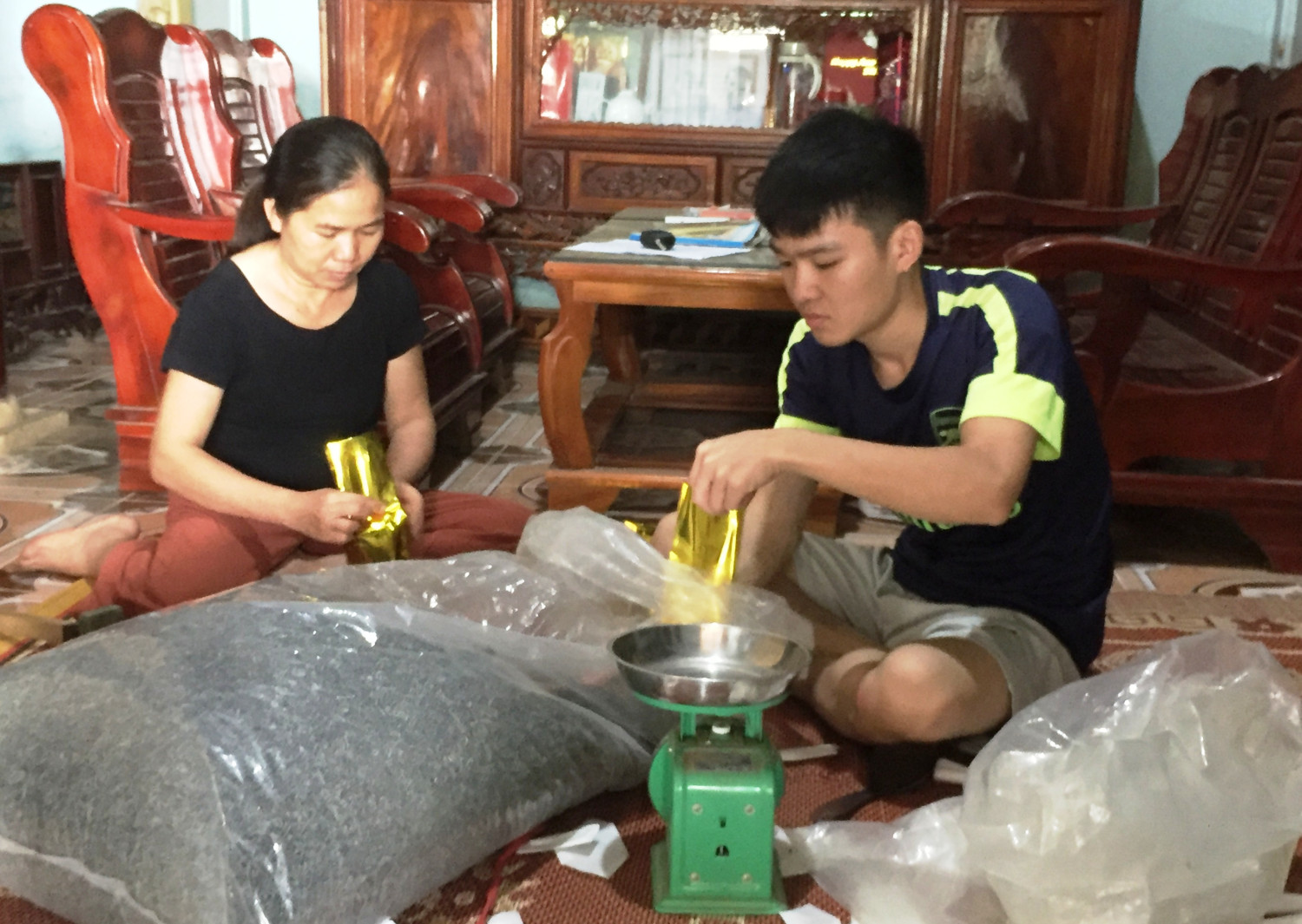 2 Đóng gói chè tại cơ sở chế biến chè Minh Sáng ở xã Hùng Sơn, huyện Anh Sơn