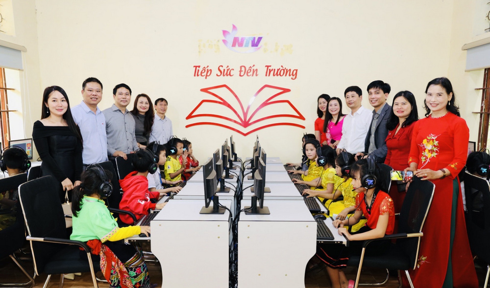 Đài PTTH Nghệ An bàn giao phòng Tin học cho trường Tiểu học Phúc Sơn Anh Sơn 2