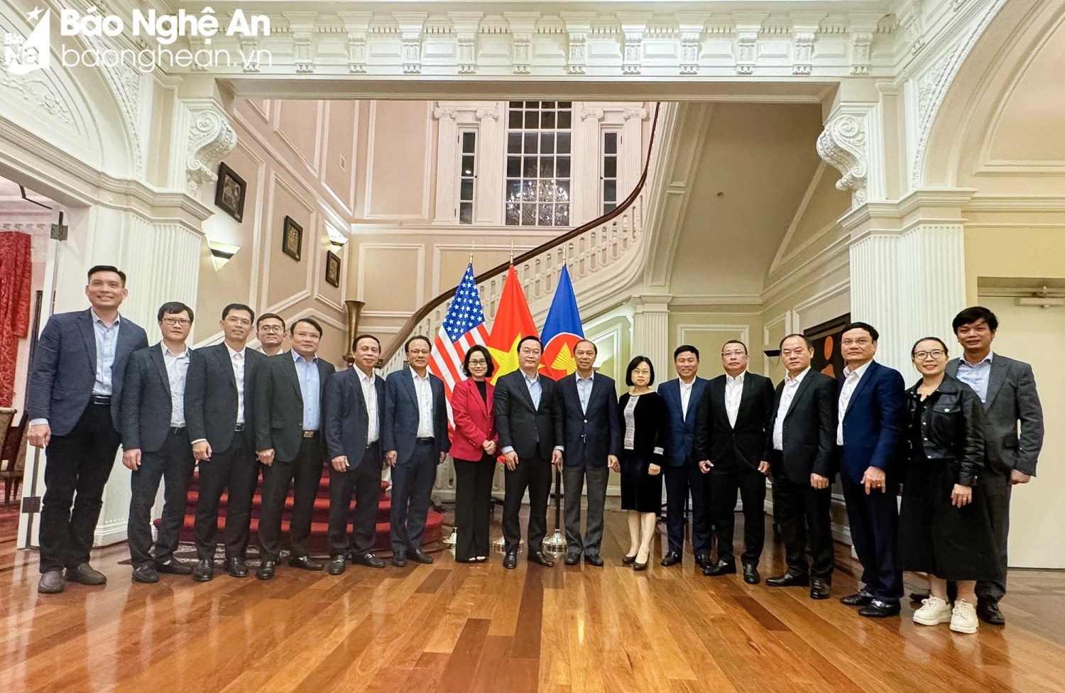 Đoàn công tác tỉnh Nghệ An chụp ảnh lưu niệm với các cán bộ Đại sứ quán Việt Nam tại Hoa Kỳ Ảnh BNA