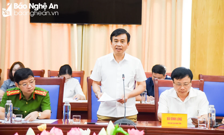 Đồng chí Nguyễn Bá Hảo Phó Giám đốc Sở Thông tin và Truyền thông báo cáo tình hình thực hiện quy định về phát ngôn và cung cấp thông tin cho báo chí của tỉnh Nghệ An Ảnh TL