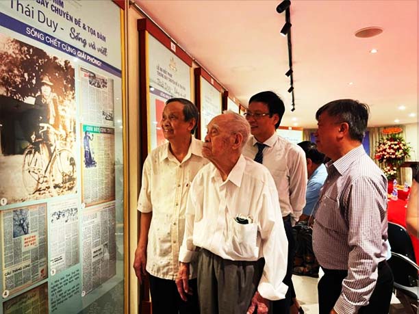 Nhà báo Thái Duy(đứng giữa, hàng trước) tại buổi ra mắt Phim tài liệu Thái Duy sống và viết, tại Bảo tàng Báo chí Việt Nam, tháng 9 2023