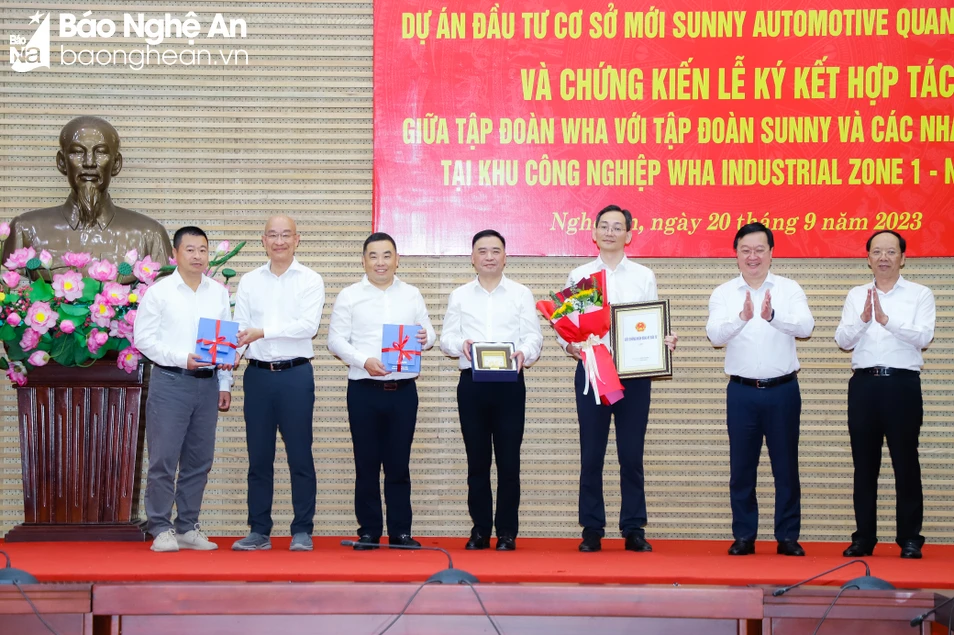(sự kiện 3) Lãnh đạo tỉnh Nghệ An trao Giấy chứng nhận đầu tư cho Tập đoàn Sunny Ảnh TL