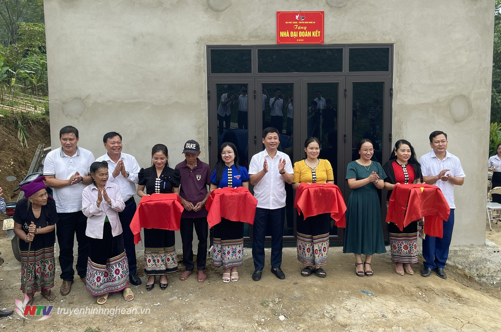 (Sự kiện 8) Đài PT TH Nghệ An tặng nhà đại đoàn kết cho hộ nghèo tại xã Cắm Muộn, huyện Quế Phong